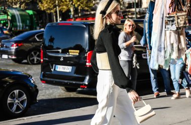 Paris, Fransa - 26 Eylül 2018: Caroline Daur Paris moda haftası sırasında sokakta.