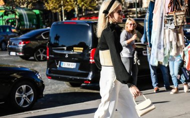 Paris, Fransa - 26 Eylül 2018: Caroline Daur Paris moda haftası sırasında sokakta.