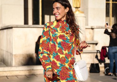 Paris, Fransa - 26 Eylül 2018: Georgia Tal Paris moda haftası sırasında sokakta.