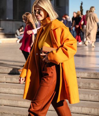 Paris, Fransa - 26 Eylül 2018: Xenia Van Der Woodsen'ın Paris moda haftası sırasında sokakta.