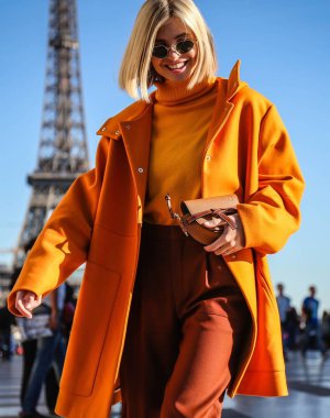 Paris, Fransa - 26 Eylül 2018: Xenia Van Der Woodsen'ın Paris moda haftası sırasında sokakta.