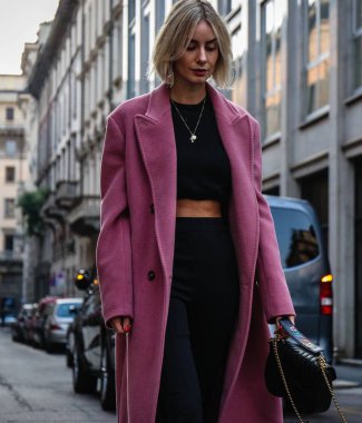 Milan, İtalya - 20 Eylül 2018: Lisa Hahnbueck Milano Moda Haftası sırasında sokakta.