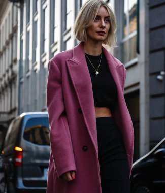 Milan, İtalya - 20 Eylül 2018: Lisa Hahnbueck Milano Moda Haftası sırasında sokakta.