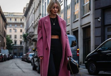 Milan, İtalya - 20 Eylül 2018: Lisa Hahnbueck Milano Moda Haftası sırasında sokakta.