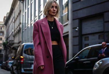 Milan, İtalya - 20 Eylül 2018: Lisa Hahnbueck Milano Moda Haftası sırasında sokakta.