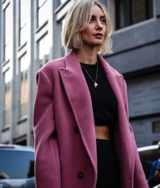 Milan, İtalya - 20 Eylül 2018: Lisa Hahnbueck Milano Moda Haftası sırasında sokakta.