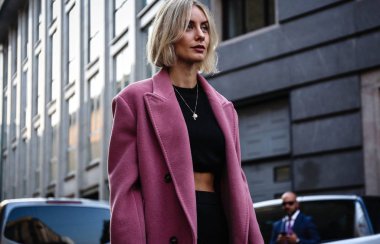 Milan, İtalya - 20 Eylül 2018: Lisa Hahnbueck Milano Moda Haftası sırasında sokakta.
