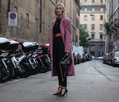 Milan, İtalya - 20 Eylül 2018: Lisa Hahnbueck Milano Moda Haftası sırasında sokakta.