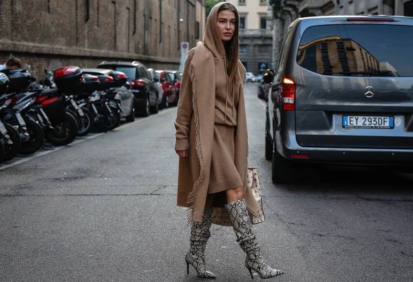 Milan, İtalya - 20 Eylül 2018: Sophia Roe Milano Moda Haftası sırasında sokakta.