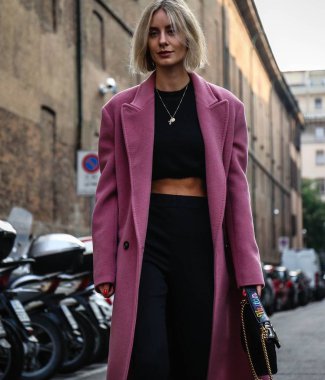 Milan, İtalya - 20 Eylül 2018: Lisa Hahnbueck Milano Moda Haftası sırasında sokakta.