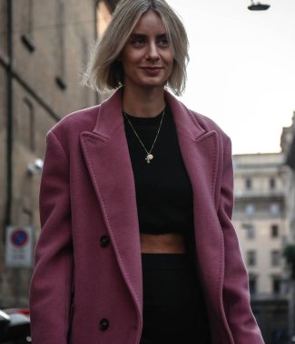 Milan, İtalya - 20 Eylül 2018: Lisa Hahnbueck Milano Moda Haftası sırasında sokakta.