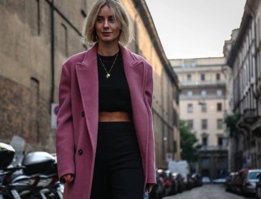 Milan, İtalya - 20 Eylül 2018: Lisa Hahnbueck Milano Moda Haftası sırasında sokakta.