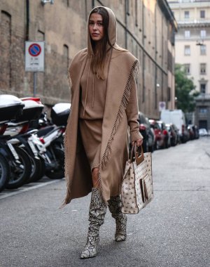 Milan, İtalya - 20 Eylül 2018: Sophia Roe Milano Moda Haftası sırasında sokakta.