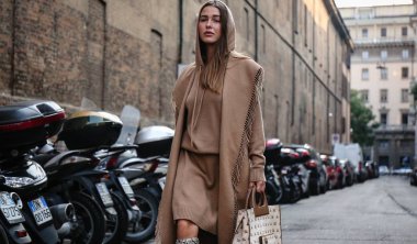 Milan, İtalya - 20 Eylül 2018: Sophia Roe Milano Moda Haftası sırasında sokakta.