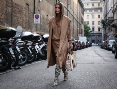 Milan, İtalya - 20 Eylül 2018: Sophia Roe Milano Moda Haftası sırasında sokakta.
