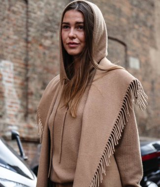 Milan, İtalya - 20 Eylül 2018: Sophia Roe Milano Moda Haftası sırasında sokakta.