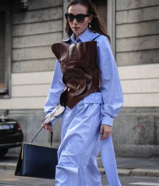 Milan, İtalya - 20 Eylül 2018: kadınlar Milano Moda Haftası sırasında sokakta.