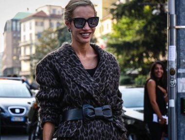 Milan, İtalya - 20 Eylül 2018: Micol Sabbadini Milano Moda Haftası sırasında sokakta.