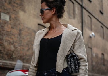 Milan, İtalya - 20 Eylül 2018: Sylvia Haghjoo Milano Moda Haftası sırasında sokakta.