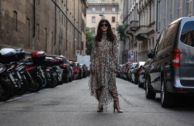 Milan, İtalya - 20 Eylül 2018: Eleonora Carisi Milano Moda Haftası sırasında sokakta.