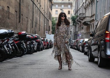 Milan, İtalya - 20 Eylül 2018: Eleonora Carisi Milano Moda Haftası sırasında sokakta.