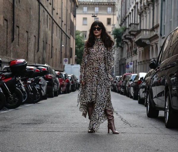 Milan, İtalya - 20 Eylül 2018: Eleonora Carisi Milano Moda Haftası sırasında sokakta.