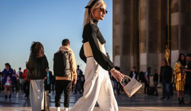 Paris, Fransa - 26 Eylül 2018: Caroline Daur Paris moda haftası sırasında sokakta.