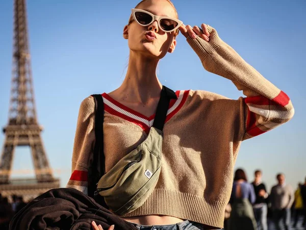 Paris, Fransa - 26 Eylül 2018: Model Alina Egorova Paris moda haftası sırasında sokakta.