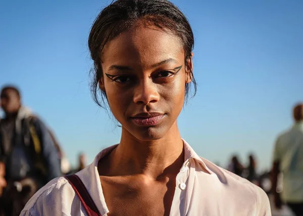 Paris, Fransa - 26 Eylül 2018: Model Aaliyah Hyde Paris moda haftası sırasında sokakta.