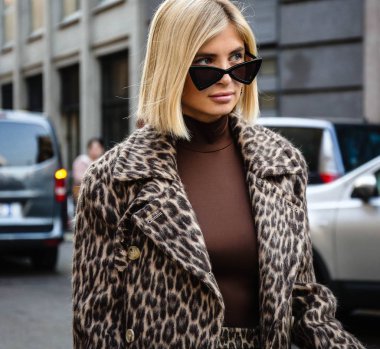 Milan, İtalya - 20 Eylül 2018: Xenia Van Der Woodsen Milano Moda Haftası sırasında sokakta.