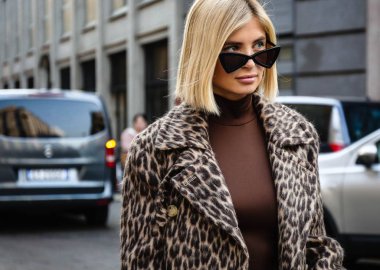Milan, İtalya - 20 Eylül 2018: Xenia Van Der Woodsen Milano Moda Haftası sırasında sokakta.