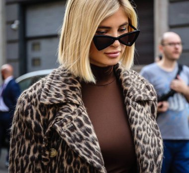 Milan, İtalya - 20 Eylül 2018: Xenia Van Der Woodsen Milano Moda Haftası sırasında sokakta.