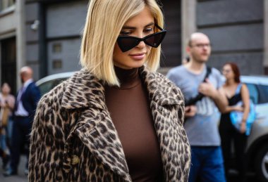 Milan, İtalya - 20 Eylül 2018: Xenia Van Der Woodsen Milano Moda Haftası sırasında sokakta.