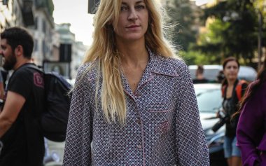 Milan, İtalya - 20 Eylül 2018: Ada Kokosar Milano Moda Haftası sırasında sokakta.