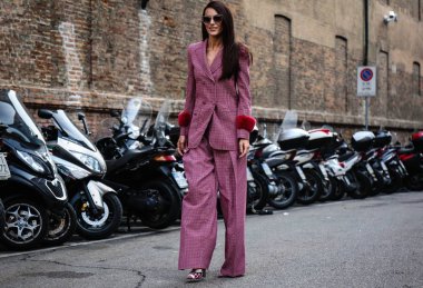 Milan, İtalya - 20 Eylül 2018: kadınlar Milano Moda Haftası sırasında sokakta.