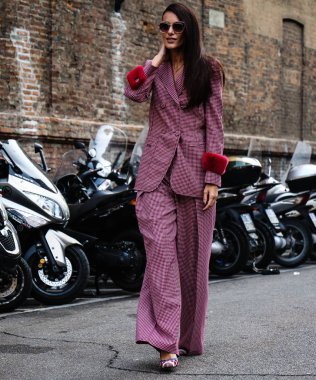 Milan, İtalya - 20 Eylül 2018: kadınlar Milano Moda Haftası sırasında sokakta.