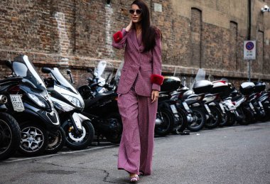 Milan, İtalya - 20 Eylül 2018: kadınlar Milano Moda Haftası sırasında sokakta.