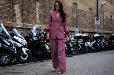 Milan, İtalya - 20 Eylül 2018: kadınlar Milano Moda Haftası sırasında sokakta.