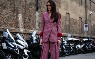 Milan, İtalya - 20 Eylül 2018: kadınlar Milano Moda Haftası sırasında sokakta.