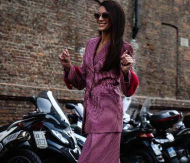 Milan, İtalya - 20 Eylül 2018: kadınlar Milano Moda Haftası sırasında sokakta.