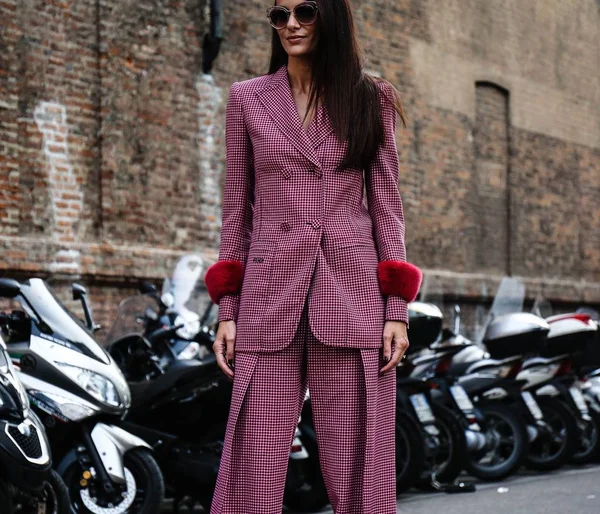 Milan, İtalya - 20 Eylül 2018: kadınlar Milano Moda Haftası sırasında sokakta.