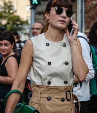Milan, İtalya - 20 Eylül 2018: Daniela Zuccotti Milano Moda Haftası sırasında sokakta.