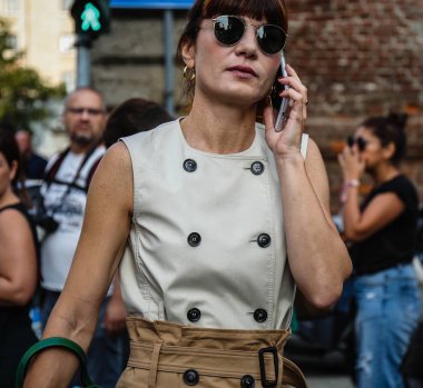 Milan, İtalya - 20 Eylül 2018: Daniela Zuccotti Milano Moda Haftası sırasında sokakta.