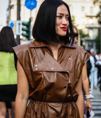 Milan, İtalya - 20 Eylül 2018: Tiffany Hsu Milano Moda Haftası sırasında sokakta.