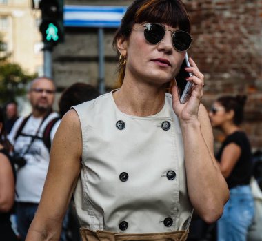 Milan, İtalya - 20 Eylül 2018: Daniela Zuccotti Milano Moda Haftası sırasında sokakta.