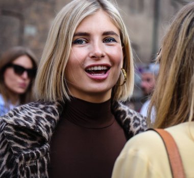 Milan, İtalya - 20 Eylül 2018: Xenia Van Der Woodsen Milano Moda Haftası sırasında sokakta.