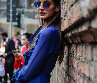 Milan, İtalya - 21 Eylül 2018: Sara Rossetto Milano Moda Haftası sırasında sokakta.