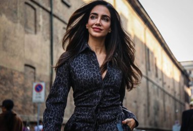 Milan, İtalya - 20 Eylül 2018: kadınlar Milano Moda Haftası sırasında sokakta.