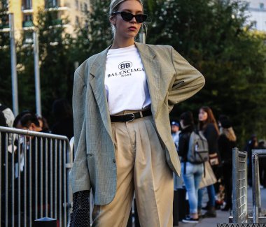 Paris, Fransa - 27 Eylül 2018: Paris moda haftası sırasında sokakta kadın.