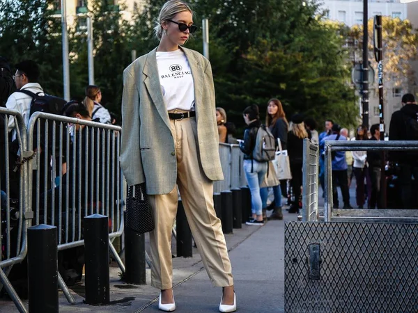 Paris França Setembro 2018 Mulheres Rua Durante Paris Fashion Week — Fotografia de Stock